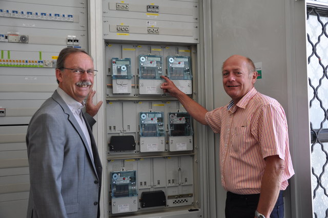 Bürgermeister Gerald Hackl (links) und Vizebürgermeister Walter Oppl vor dem Schaltkasten im Rathaus. | Foto: Magistrat Steyr