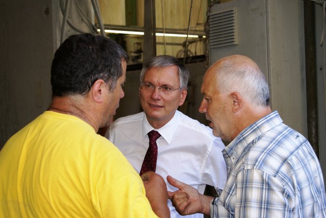 Alois Stöger (Mitte) und Hans Affenzeller (r.) im Gespräch mit einem Mitarbeiter der Firma Friepess in Windhaag.