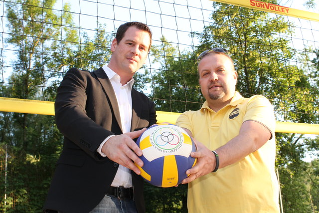 Machen wieder gemeinsame Sache: JW-Steyr-Stadt Vorsitzender Jürgen Gruber (li.) und Fritz Hampel, Organisator der Beachvolleyballshow. | Foto: kai