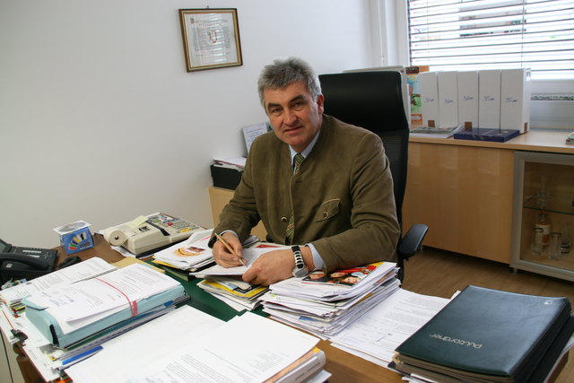 Aktenberge gewälzt: Fast drei Jahrzehnte stand Simon Illmer im Dienst "seiner" Pfarrwerfener. | Foto: Foto: Angelika Pehab