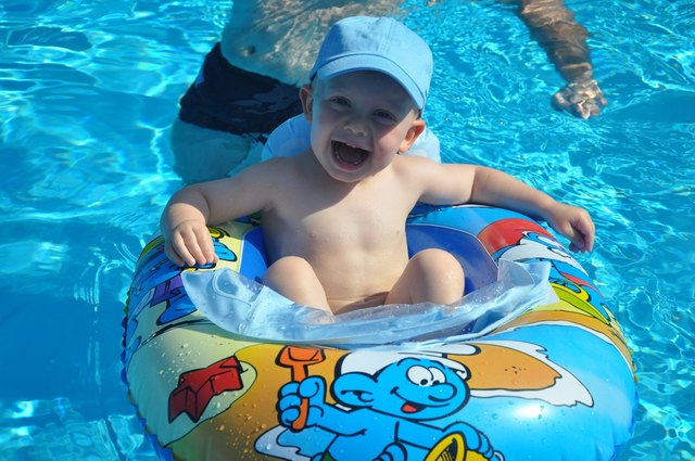 zu einer sommerparty gehören auch sonne, wasser und viel spaß - auch Lukas hat sichtlich Spaß am kühlen Nass!