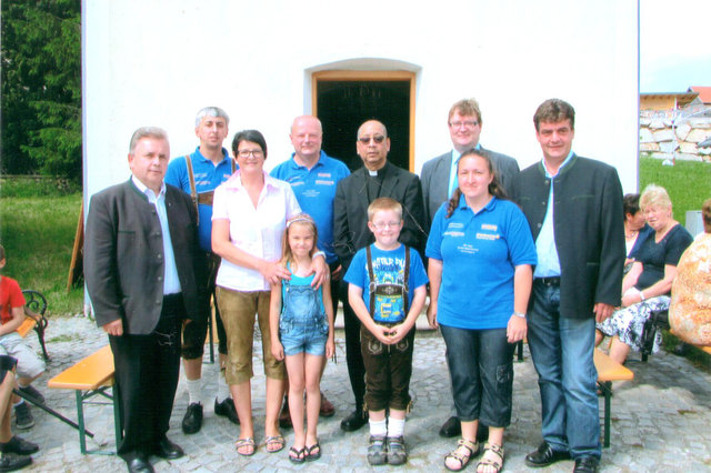 LA Franz Mold, Josef Hahn, Josef Maurer, Pfarrer Jose Gonzalez, Ortsvorsteher Thomas Maurer, Stadtrat Erich Stern (hinten v.l.) sowie Manuela Weichselbaum, Markus Hahn, Nadine Bröderbauer und Manuela Bröderbauer (vorne v.r.). | Foto: privat