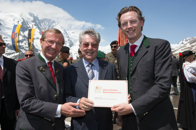 Im Rahmen der "höchsten" Angelobung Österreichs am Fuße des Großlockners am 20. Juni 2013 überreichte Bundespräsident Heinz Fischer (Mitte) an Landeshauptmann Wilfried Haslauer (rechts) und Johannes Hörl, Generaldirektor der Grohag, den Sonderpreis des "Österreichischen Museumspreis" | Foto: Foto: Franz Neumayr, Großglockner Hochalpenstraßen AG