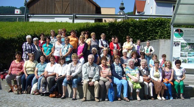 Zu Land und zu Wasser waren die Wernsteiner Bäuerinnen und Hausfrauen unterwegs. Die erste Station führte die Ausflüglerinnen nach Engelhartszell ins einzige Trappistenkloster Österreichs. Mittels Schiff ging es auf der Donau weiter nach Aschach, wo auf einen Bus umgesattelt wurde. In Marchtrenk wurde eine Spar-Zentrale besichtigt. Danach führte die Reiseroute zum Liasnhof nach Rottenbach, wo Dekor für Garten und Haus geboten wurde. Ausklingen ließen die Damen den Tag beim Mostheurigen in Geboltskirchen. | Foto: privat