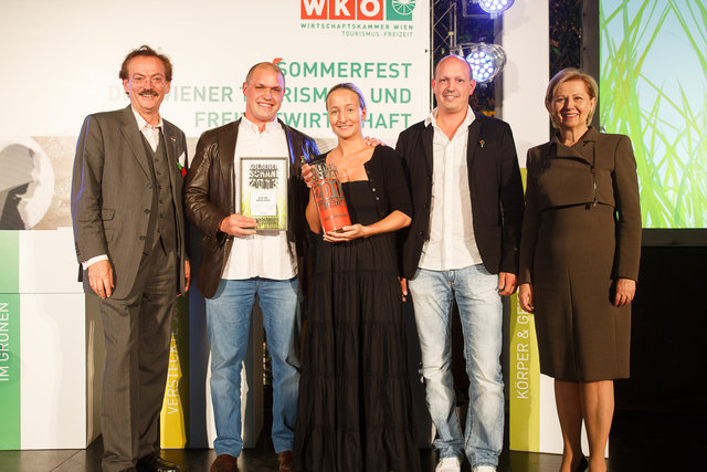 Monika Wlaschek (M.) und ihr Team wurden von Brigitte Jank (r.) und Josef Bitzinger (l.) ausgezeichnet. | Foto: Foto: WKW/Florian Wieser