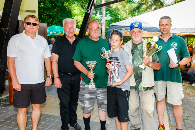 Tattendorfs Bürgermeister Dieter Reinfrank, Baden Bürgermeister Kurt Staska, Andreas Schweiger (Obmann des Fischereivereins) und die SiegerJohann Hofbauer (3. Platz), J. Junior Pospisil (2. Platz) und Kurt Hölzl (1. Platz).