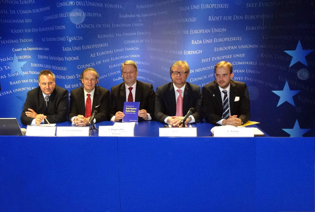 Am Podium im Presseraum des EU-Rates. Von links: Martin Reiter, Johannes Außerladscheiter, Andrä Rupprechter, Joseph Miedl und Florian Tursky.