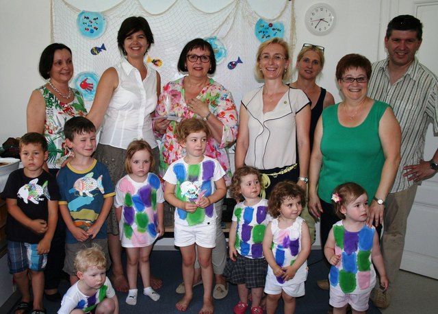 Claudia Schweiger, Mag. Katrina Zachhuber (Standortleiterin), GR Monika Dornhofer, Mag. Elisabeth Fuchsbauer, Manuela Jöbstl (hinten), Andrea Hošek, Mag. Otto Wolkerstorfer sowie die Kinder: Xavier Göss, Thomas Prokopp, Johanna Zagler, Charlotte Nietschmann, Sophie Haslinger, Ilvy Kulstrung, Aylin Stille und Luisa Tamas | Foto: Sap