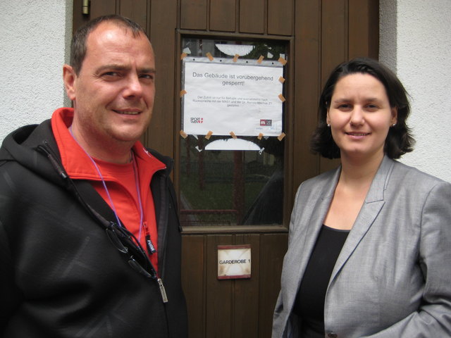 Platzwart Christian Schmalzl und Bezirkschefin Veronika Mickel-Göttfert freuen sich über die Sanierung der Anlage.