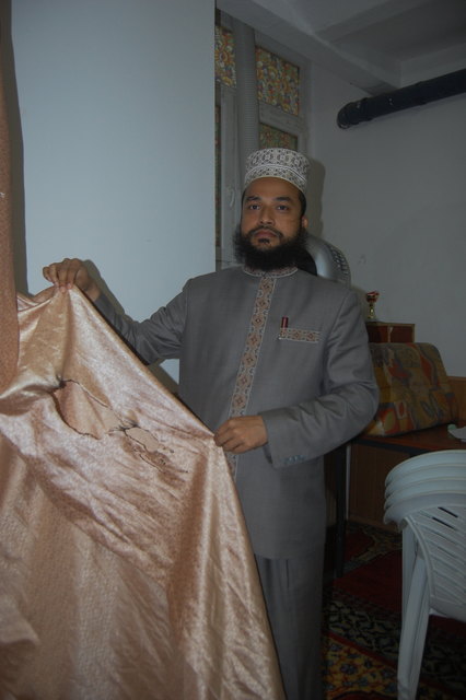 Muhammad Abdul Quaiyum zeigt einen der Vorhänge, der in Brand gesetzt wurde.