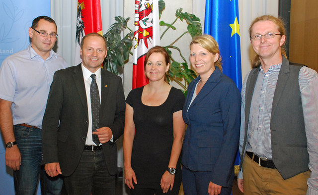Präsentierten das neue Wetterinformationssystem: Marcel Innerkofler (Leiter Landeswarnzentrale), Sicherheitsreferent LHStv. Josef Geisler, Susi Lentner (ZAMG), Bettina Wengler (Vorstand-Stellv. Abteilung Zivil- und Katastrophenschutz) und Manfred Bauer (Leiter ZAMG-Wetterdienststelle Innsbruck).