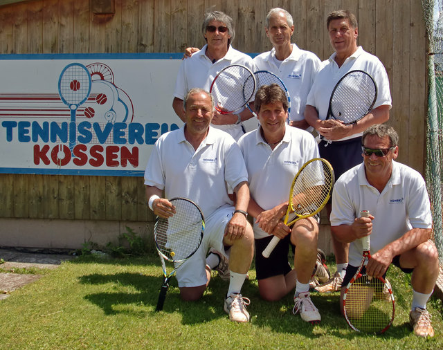 Das Landesliga-Meisterteam 60 + vom TC Kössen (hinten v. li.): Toni Höglauer, Wolfgang Nachtigall und Heli Gründler sowie (vorne v.li.) Leo Margreiter, Mannschaftsführer Fery Pigneter und Traber Toni