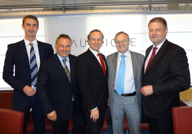 Fünf Tiroler in Brüssel: die Autoren Martin Reiter (2.v.l.) und Johannes Außerladscheiter (Mitte) mit dem gebürtigen Alpbacher Klaus Kostenzer (links), dem Kramsacher Dr. Gebhard Seiwald (2.v.r.), die in der EU-Kommission tätig sind sowie EU-Ratsdirektor Andrä Rupprechter aus Brandenberg.