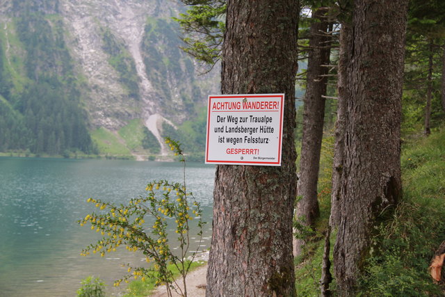 Seit kurzem gibt es auch auf der gegenüberliegenden Talseite den Hinweis auf die Sperre des Weges.