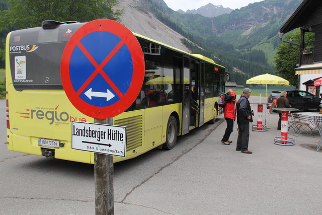 Nein, dieses Schild stimmt nicht mehr: Vom Vilsalpsee führt derzeit kein Weg mehr in Richtung Landsberger Hütte.