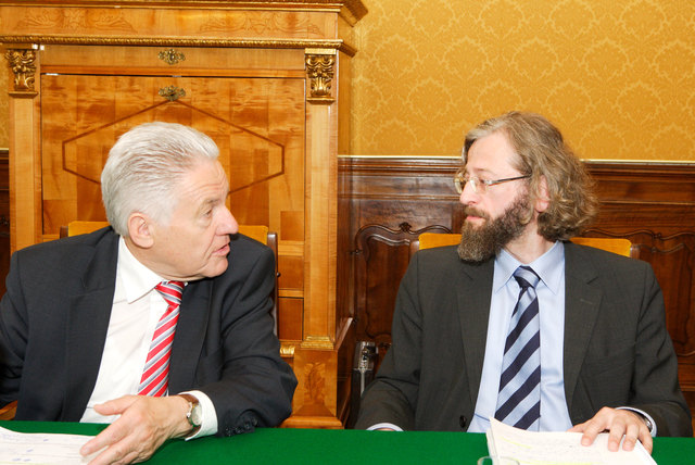 Josef Pühringer und Alois Strasser (Standard & Poor's). | Foto: Land OÖ/Kraml