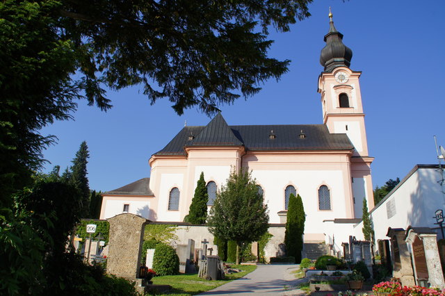 Die Pfarrkirche Gnigl steht am Rand des historischen Gnigler Ortskernes.