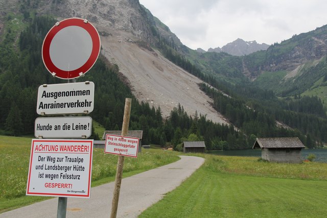 Diese Talseite ist seit vergangenen Jahr nach einem riesigen Felssturz gesperrt.