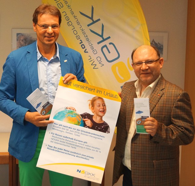 Wer sich rechtzeitig vor dem Urlaub informiert, hat schon gewonnen. Wirtschafts-kammerobmann Vizebgm. Dieter Holzer (re.) holt sich von Service-Center-Leiter Emmerich Temper Tipps für den Urlaub. | Foto: NÖGKK Zwettl