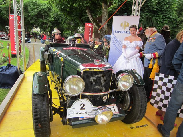 Kaiserdouble Franz Soukop zeigte seiner Sisi ein technisches Detail dieses Alvis Silver Eagle aus dem Jahre 1934, dass das Ehepaar Schwarzbauer schon erfolgreich bei vielen Oldtimerveranstaltungen bewegte. | Foto: www.badischl.at