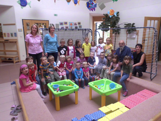 Mag. Fayet Armanios, Heidi Böhm, Kindergartendirektorin Gabriela Rabl, Erika Hellinger Kindergartenpädagogin und viele dankbare Kinder
