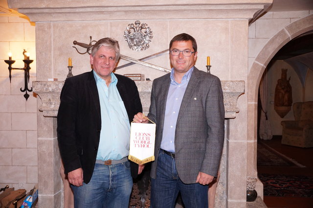 Arno Abler (links) übergab die Präsidentschaft für das nächste Clubjahr an Simon Rabl.