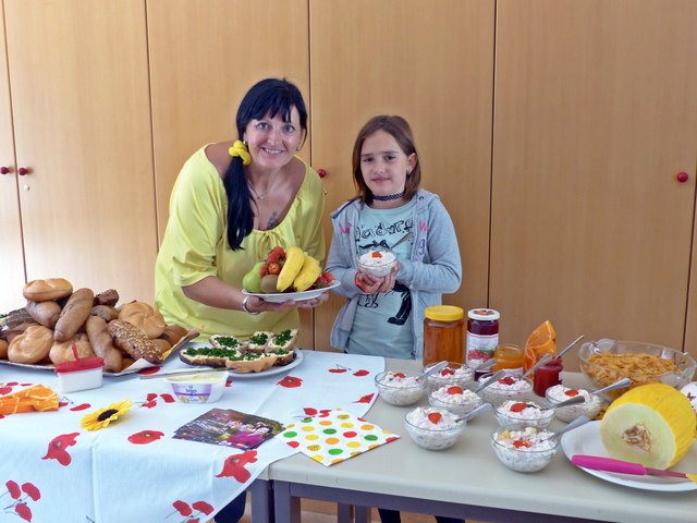 Greifen Sie zu: Irmi (li) und Zoe Ottahal präsentieren das leckere Frühstückbuffet.