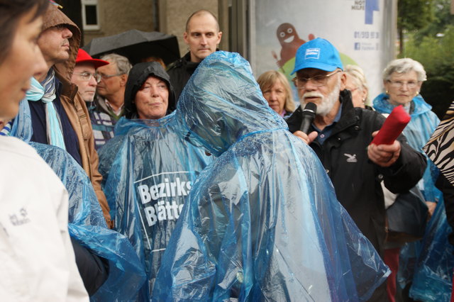 Mithilfe der Bezirksblätter-Regenponchos trotzten die Stadtwanderer mit Clemens Maria Hutter dem Regen.
