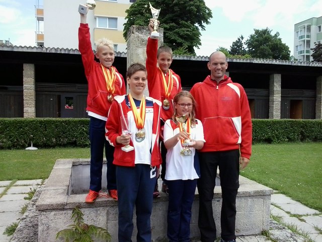 Die Gesamtsieger Dominik Heppe, Nathalie Parsch (vorne), sowie Benjamin Schalling und Robin Jäger (hinten) mit Trainer Tamas Plangar. | Foto: usce