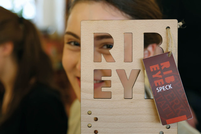 "Rib-Eye" Durchblick: Johanna Grubmair mit ihrem preisgekrönten Entwurf. | Foto: Foto: Gernot Daucha