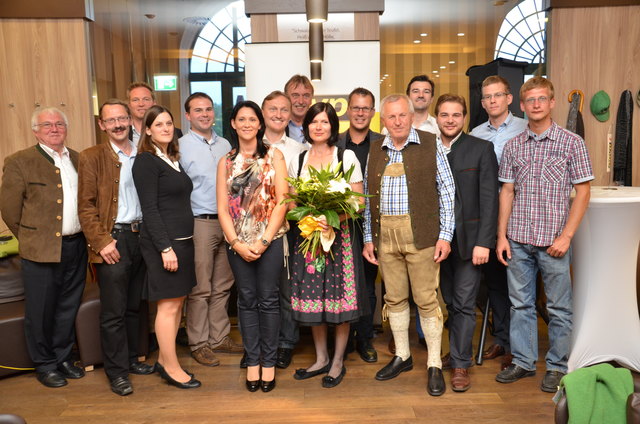 Barbara Marksteiner mit dem Team der VP Mauthausen. v.l.n.r.: Vize-Bgm. Franz Fürst, Hans Reichl, Michael Aichberger, Kathrin Wipplinger, Christian Hannl, Elisabeth & Wolfgang Preslmair, Josef Brunner, Barbara Marksteiner, Claus Hager, LH-Stv. Franz Hiesl, Leonhard Sallinger, Paul Frühwirth, Michael Ortner, Bernhard Leimer | Foto: VP