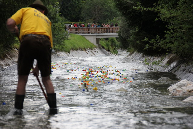 Ein Glücksspiel in unkonventioneller Form gab es in Öblarn. Welche Ente schwimmt als Erste ins Ziel? | Foto: Schattleitner