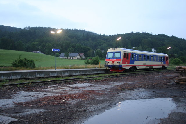 Zug am Bahnhof Hainfeld, welcher künftig nicht mehr besetzt ist.
