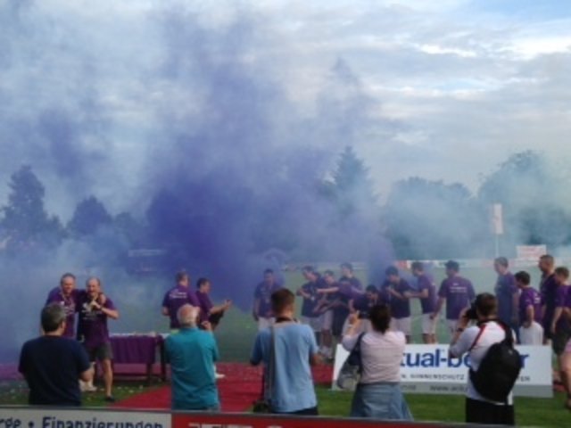 Meisterfeier des SVDL mit bengalischem Feuer in der Vereinsfarbe