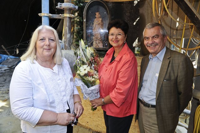 U1-Tunnelanstich mit Favoritens Bezirksvorsteherin Hermine Mospointner, Vizebürgermeisterin Renate Brauner und Wiener-Linien-Geschäftsführer Günter Steinbauer (v.l.n.r.) | Foto: Wiener Linien/Jantzen