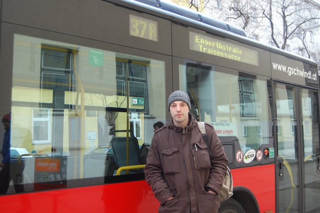 Zum Relaxen in den Türkenschanzpark: Mario J. (34) fährt regelmäßig mit dem Bus. | Foto: Kössler