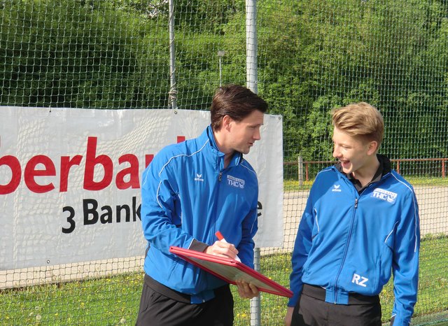 Trainer Dirk Pagel (li), erklärt Spieler Richard Zierhut die Taktik | Foto: THC Linz