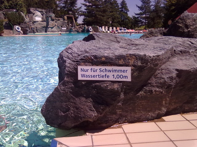 ein etwas aussergewöhnliches Hinweisschild in Loipersdorf, sieht man nicht alle Tage!