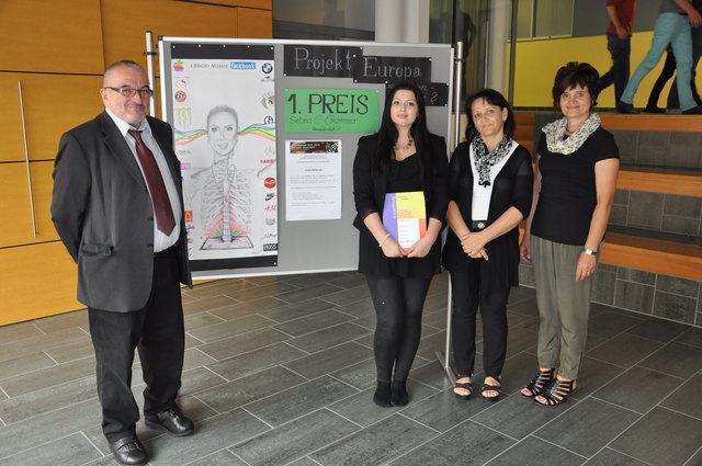 Markus Riebe (Fachinspektor für Bildnerische Erziehung), Preisträgerin Selina C. Grammer, Gisela Kreimer (Lehrerin Fachbereich DL-kreativ), 
Direktorin Ludmilla Lumesberger | Foto: Privat