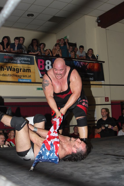 Cannonball Grizzly gegen Michael Kovaac bei der EWA Fight Night im Volkshaus Deutsch Wagram.