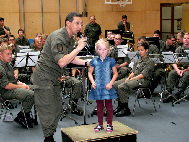 Kleine ganz groß: Die Schüler durften sich als Dirigenten der Militärmusik versuchen. | Foto: MMK Andorf