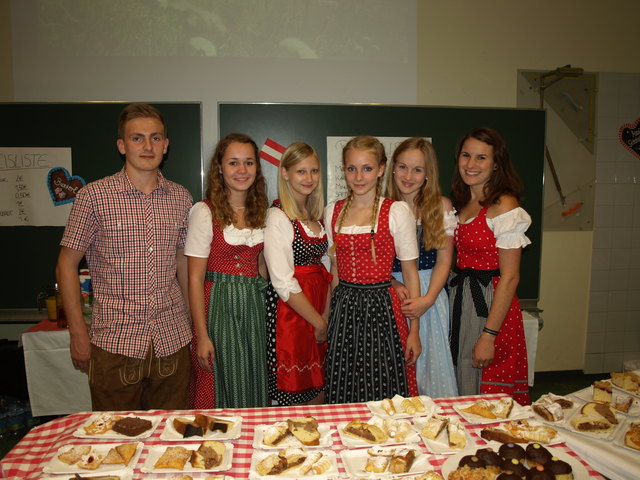 Das Schulende wurde mit Abschlussfesten, wie hier im Gymnasium, gefeiert. | Foto: privat