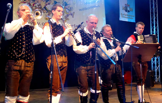 Die Waidhofner Buam mit den jungen Waidhofner Buam