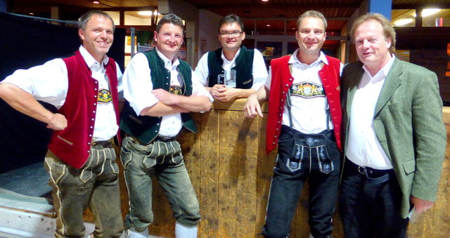 (von Rechts) Hans (Akkoreonist der Milser Buam), Thomas Wimmer und Mitglieder des Ensemble Wigel-Wogel