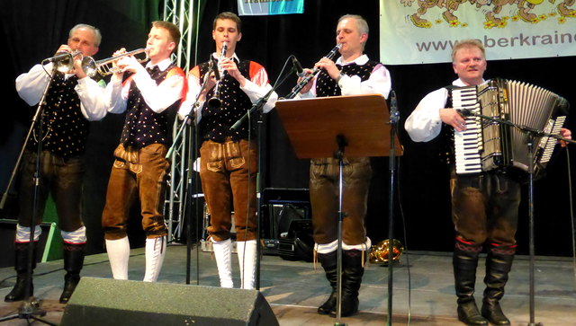 Die Waidhofner Buam mit den jungen Waidhofner Buam