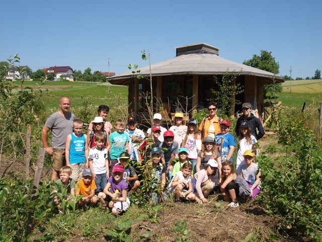 Allhaminger Kleinschule vor der Bienenhütte im Waldgarten