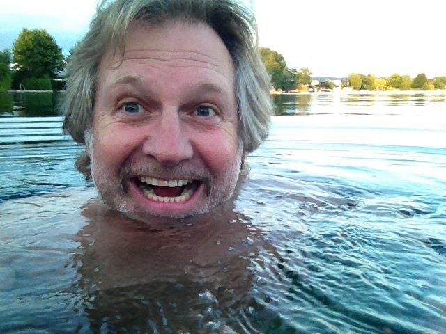 Hilfe, holt mich hier raus! Mir steht das Wasser am Neufeldersee, dem "Meer der Wiener", bis zum Hals.
