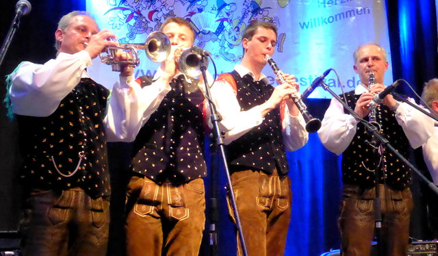 Die Waidhofner Buam mit den jungen Waidhofner Buam
