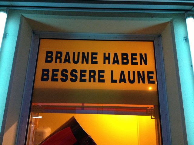 Ja auch das gibt es am Neufeldersee, dem "Meer der Wiener": Solarium mit sinnigem Spruch.
