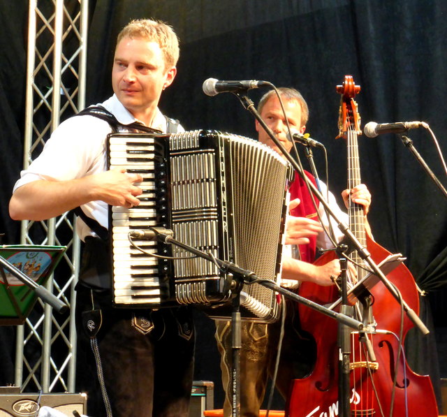 Thomas Wimmer spielt mit seinem Hohner Akkordeon auf